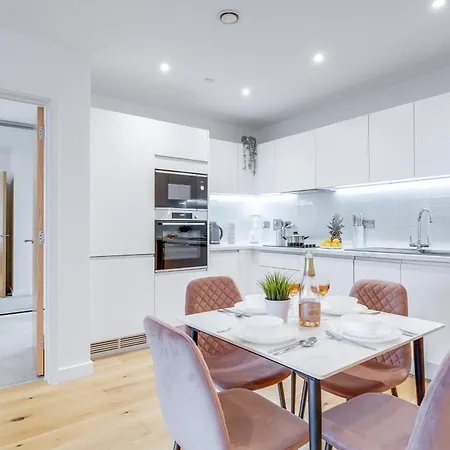 Pluxa Pink Amethyst - Sleek 2bathroom Fully Furnished Serviced Apartment